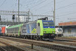 Re 485 017-8 der BLS durchfährt den Bahnhof Pratteln.