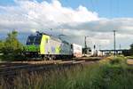 Ausfahrt am 06.06.2017 von Re 485 007-9 mit dem  CargoBeamer -KLV (Domodossola - Kaldenkirchen) aus dem Überholgleis von Müllheim (Baden) in Richtung Buggingen.