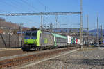 Re 485 011-1 durchfährt den Bahnhof Gelterkinden.