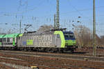 Re 485 001-2 der BLS durchfährt den badischen Bahnhof.