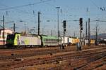 Ausfahrt am 18.10.2017 von Re 485 010-3 mit einer RoLa (Novara Boschetto - Freiburg (Brsg) Rbf) von Gleis 5 aus dem Badischen Bahnhof von Basel gen Weil am Rhein.