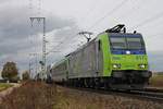 Re 485 017-8 am 28.10.2017 mit einer RoLa (Freiburg (Brsg) Rbf - Novara Boschetto) bei Müllheim (Baden) und fuhr gen Basel.