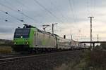 Mit einer RoLa (Novara Boschetto - Freiburg (Brsg) Rbf) fuhr am Nachmittag des 28.10.2017 die Re 485 016-0 bei Müllheim (baden) durch die dortigen Überholgleise in Richtung Zielbahnhof.