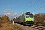 Mit einer RoLa (Freiburg (Brsg) Rbf - Novara Boschetto) fuhr am 30.10.2017 die Re 485 001-2  Haltingen  beim Hp.