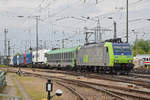 Re 485 005-3 der BLS durchfährt den badischen Bahnhof.