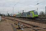 Durchfahrt am Nachmittag des 30.01.2018 von Re 485 003 mit einer RoLa (Freiburg (Brsg) Rbf - Novara Boschetto) über Gleis 1 durch den Badischen Bahnhof von Basel in Richtung Rangierbahnhof