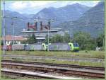 Zwei Re 485 der BLS fahren mit einem Gterzug vom Simplon her durch den Bahnhof Domodossola zum Rangierbahnhof Domo II.