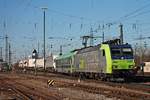 Mit einer RoLa (Freiburg (Brsg) Rbf - Novara Boschetto) fuhr am 14.02.2018 die Re 485 020-2 durchs nördliche Vorfeld vom Badischen Bahnhof von Basel in Richtung Rangierbahnhof Muttenz.