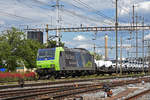 Re 485 009-5 durchfährt den Bahnhof Pratteln.