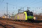 Am 14.02.2018 fuhr Re 485 005-3 mit einer RoLa (Freiburg (Brsg) Rbf - Novara Boschetto) durch das nördliche Vorfeld vom Badischen Bahnhof von Basel in Richtung Rangierbahnhof Muttenz.