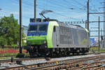 Re 485 015-2 wird auf einem Nebengleis beim Bahnhof Pratteln abgestellt.