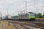 Re 485 015-2 durchfährt den badischen Bahnhof.