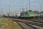 Re 485 020-2 durchfährt den badischen Bahnhof.