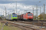 DB Lok 185 124 durchfährt den badischen Bahnhof.