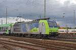 Re 485 016-0 durchfährt den badischen Bahnhof.