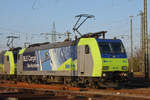 Re 485 002-0 steht auf einem Nebengleis beim badischen Bahnhof.