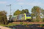 Mit einer RoLa (Freiburg (Brsg) Rbf - Novara Boschetto) fuhr am 12.09.2018 die Re 485 006 zwischen Hügelheim und Müllheim (Baden) über die Rheintalbahn in Richtung Schweizer Grenze.