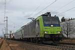 Am Nachmittag des 09.02.2019 fuhr die stark verschmutze Re 485 012 mit ihrer RoLa (Freiburg (Brsg) Rbf - Novara Boschetto) beim Haltepunkt von Auggen über die Rheintalbahn in Richtung Basel.