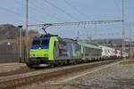 Re 485 012-9 der BLS durchfährt den Bahnhof Gelterkinden.