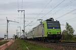 Mit einer RoLa (Freiburg (Brsg) Rbf - Novara Boschetto) fuhr am Nachmittag des 07.05.2019 die Re 485 020-2 nördlich von Müllheim (Baden) über die KBS 703 durchs Markgräflerland in