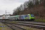 Re 485 014-5 durchfährt den Bahnhof Frenkendorf.