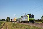 Am Abend des 13.06.2019 fuhr die Re 485 018 mit ihrer RoLa (Freiburg (Brsg) Gbf - Novara Boschetto) südlich von Buggingen über die Rheintalbahn in Richtung Müllheim (Baden).