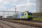 Re 485 019-4 durchfährt den Bahnhof Pratteln.