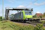 Mit einer RoLa (Freiburg (Brsg) Rbf - Novara Boschetto) fuhr am Nachmittag des 28.09.2019 die Re 485 005  BLS Cargo - Die Alpinisten  über die Rheintalbahn durch den Haltepunkt von AUggen in