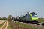 Mit einer RoLa (Freiburg (Brsg) Rbf - Novara Boschetto) fuhr am frühen Nachmittag des 10.04.2020 die Re 485 014  BLS Cargo - Die Alpinisten  südlich von Buggingen über die KBS 702 in