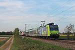 Mit der RoLa DGS 43635 (Freiburg (Brsg) Rbf - Novara Boschetto) fuhr am Abend des 21.04.2020 die Re 485 017  BLS Cargo - Die Alpinisten  südlich voin Buggingen über die Rheintalbahn in