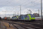 Doppeltraktion, mit den BLS Loks 485 002-0 und 475 407-3 durchfährt den badischen Bahnhof.