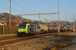 Re 485 005-3 der BLS durchfährt den Bahnhof Gelterkinden.