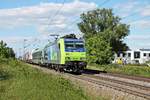 Am späten Nachmittag des 29.05.2020 fuhr Re 485 016  BLS Cargo - Die Alpinisten  mit einer RoLa (Freiburg (Brsg) Rbf - Novara Boschetto) über die Rheintalbahn durchs Industriegebiet von