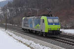 Re 485 008-7 der BLS fährt solo Richtung Bahnhof Gelterkinden.