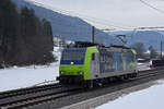 Re 485 008-7 fährt solo Richtung Bahnhof Gelterkinden.