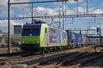 Re 485 011-1 durchfährt den Bahnhof Pratteln.