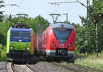 Begegnung der 1440 377 RE8 nach Mönchengladbach und 485 005 bls-cargo in Bonn-Beuel - 10.06.2021