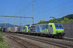 Doppeltraktion, mit den BLS Loks 485 002-0 und 485 006-1 durchfährt den Bahnhof Gelterkinden.