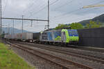 Re 485 012-9 der BLS durchfährt den Bahnhof Gelterkinden.