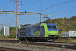 Re 485 002-0 der BLS durchfährt solo den Bahnhof Pratteln.