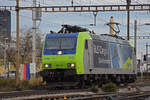 Re 485 015-2 der BLS durchfährt solo den Bahnhof Pratteln.