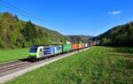 Re 485 014 mit einem Containerzug am 27.04.2022 bei Tecknau.