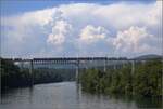 Doppeltraktion mit Re 485 und Re 475 auf der Rheinbrücke in Eglisau.