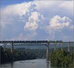 Doppeltraktion mit Re 485 und Re 475 auf der Rheinbrücke in Eglisau.