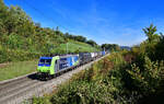 Re 485 014 + 193 715 mit einem KLV am 05.10.2022 bei Schinznach Dorf.