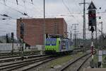 Aus Richtung Schaffhausen kommend fährt Re 485 008 der BLS am 28.01.2023 in den Bahnhof von Singen (Hohentwiel)