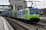 BLS Re 485 017 mit Vectron Br 193 716 am 21.3.23 im Bahnhof Spiez.