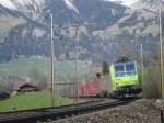 Zwei Re 485 ziehen einen Containerzug die Ltschberg-Nordrampe hinauf.Zwischen Frutigen und Kandergrund am 1.04.2007