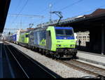 BLS - Loks 485 017-8 + 465 011 mit Güterzug bei der durchfahrt im Bhf.