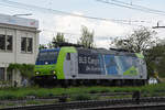 Re 485 005-3 der BLS verlässt am 05.05.2023 die Abstellanlage beim Bahnhof Pratteln.